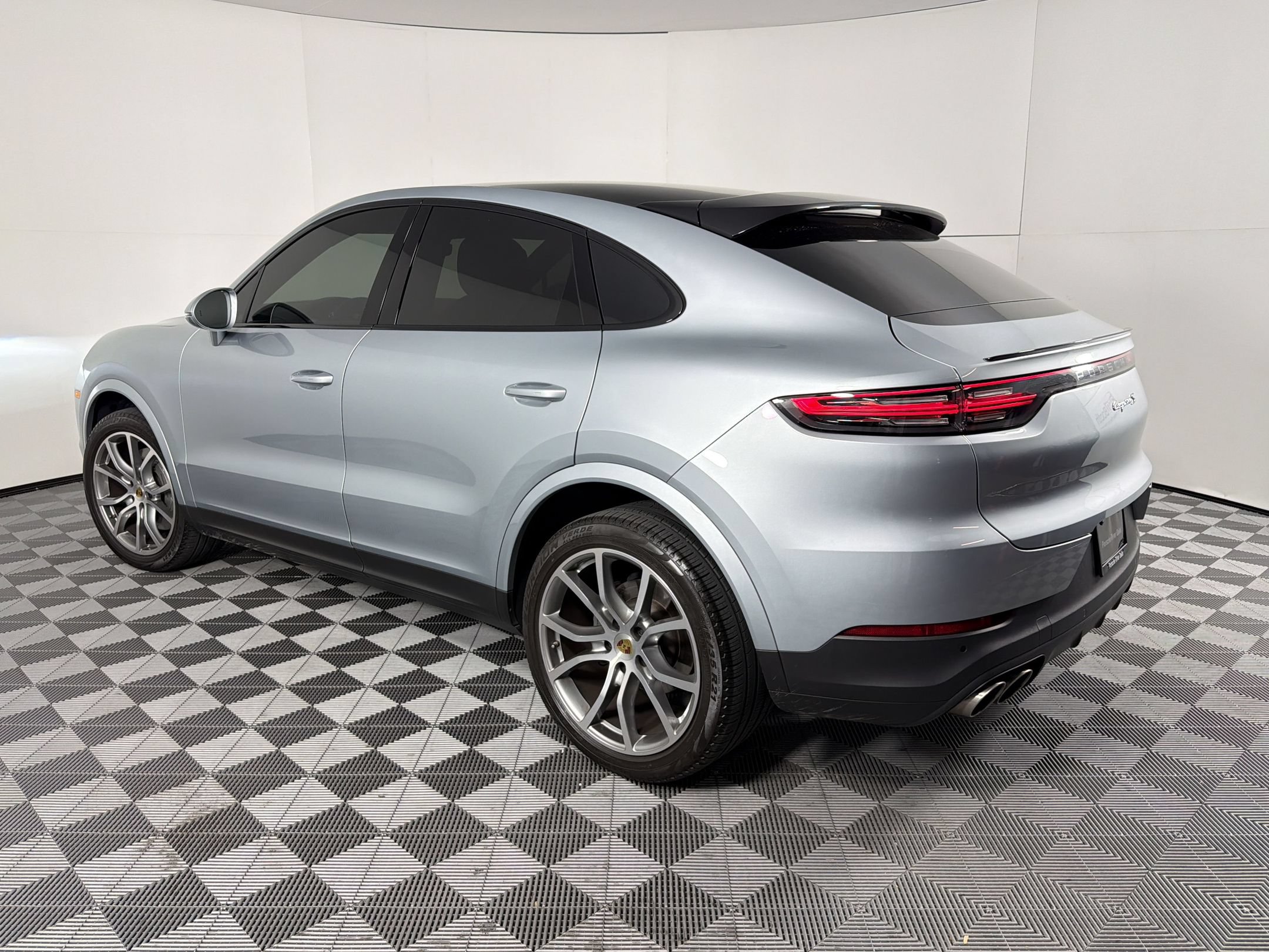 Certified 2023 Porsche Cayenne Coupe AWD/4WD image 3