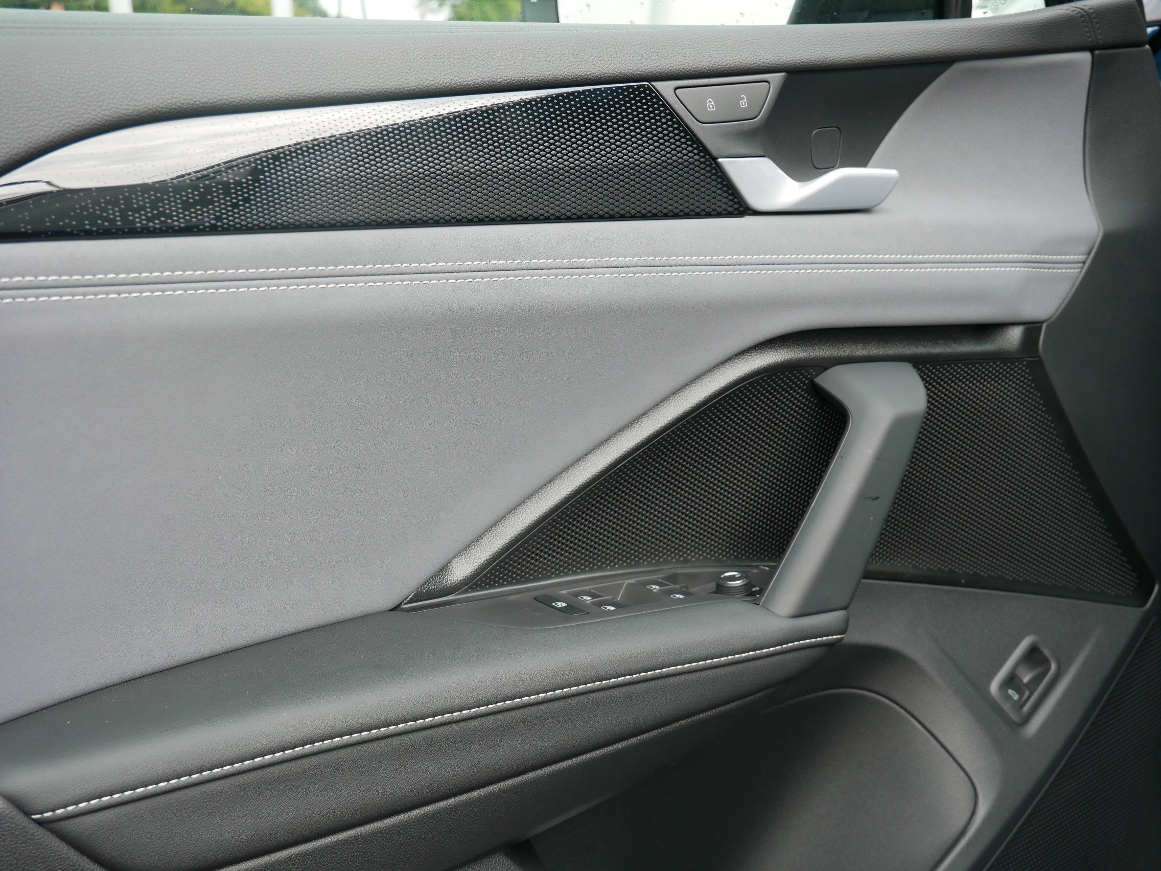 New 2025 Volkswagen Tiguan SE R-Line image 4