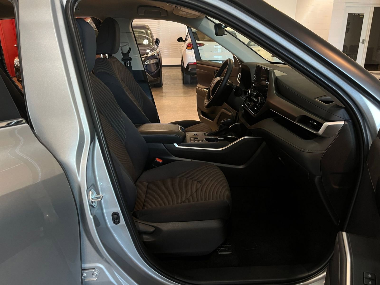 Used 2025 Toyota Highlander LE FWD image 38