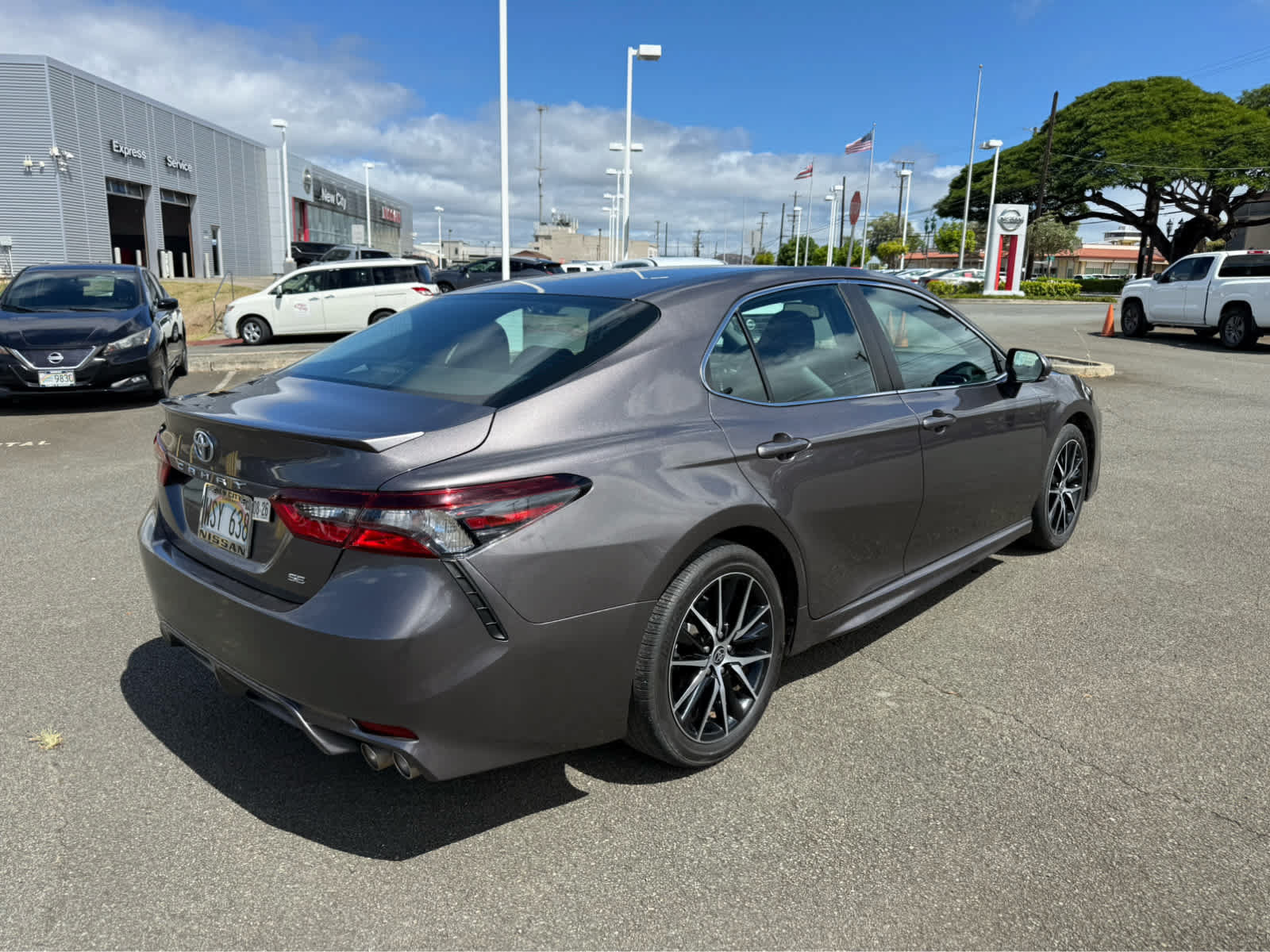 Used 2022 Toyota Camry SE FWD image 3