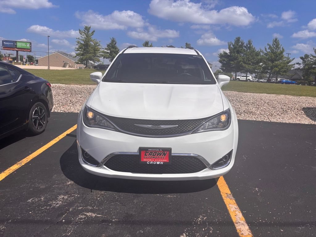 Used 2020 Chrysler Pacifica Touring-L FWD image 2