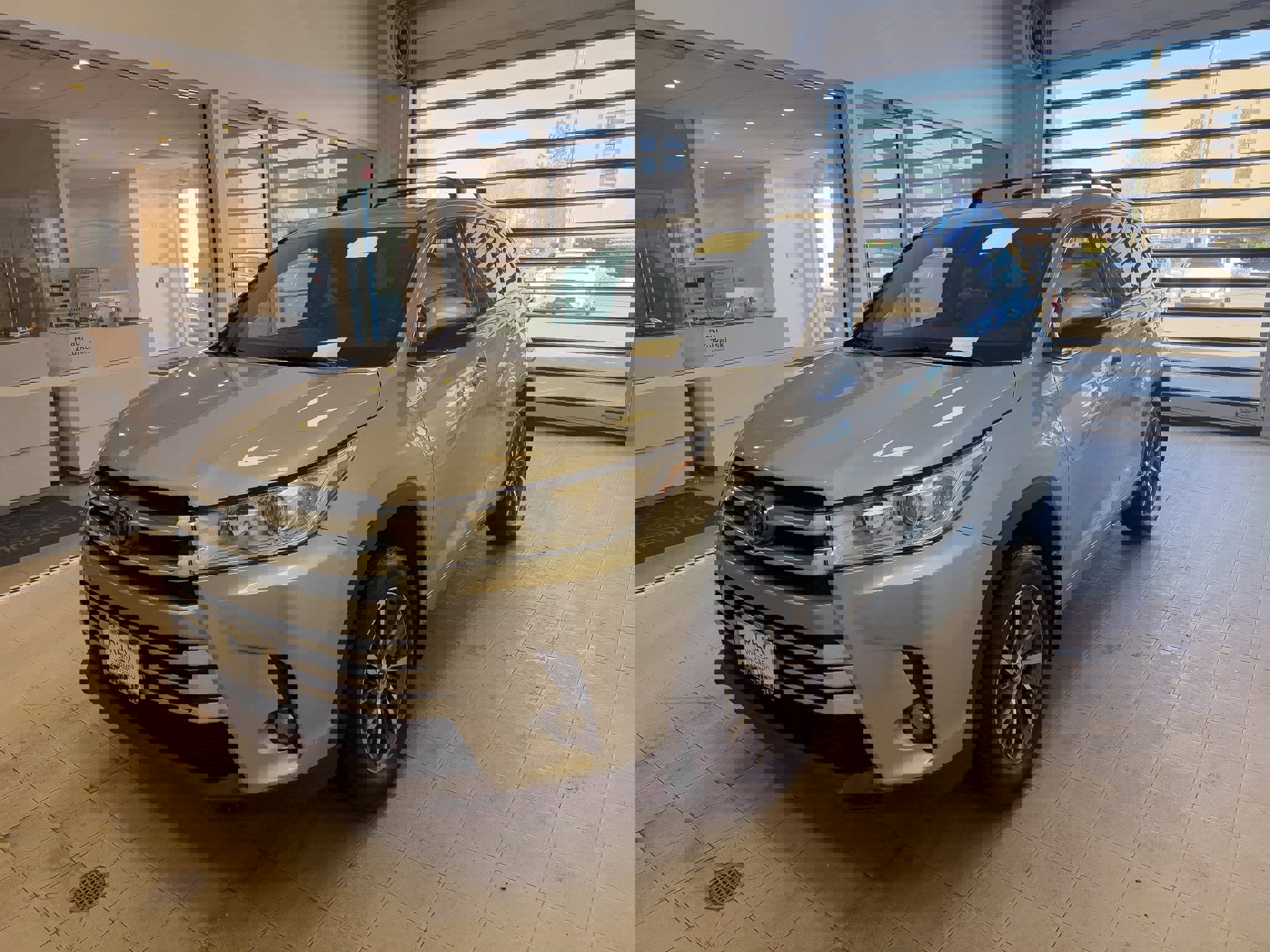 Used 2017 Toyota Highlander SE image 3