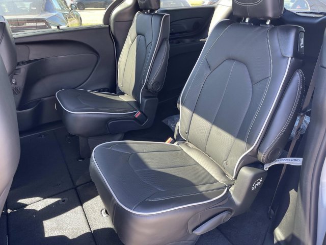 New 2027 Chrysler Pacifica Limited FWD image 18