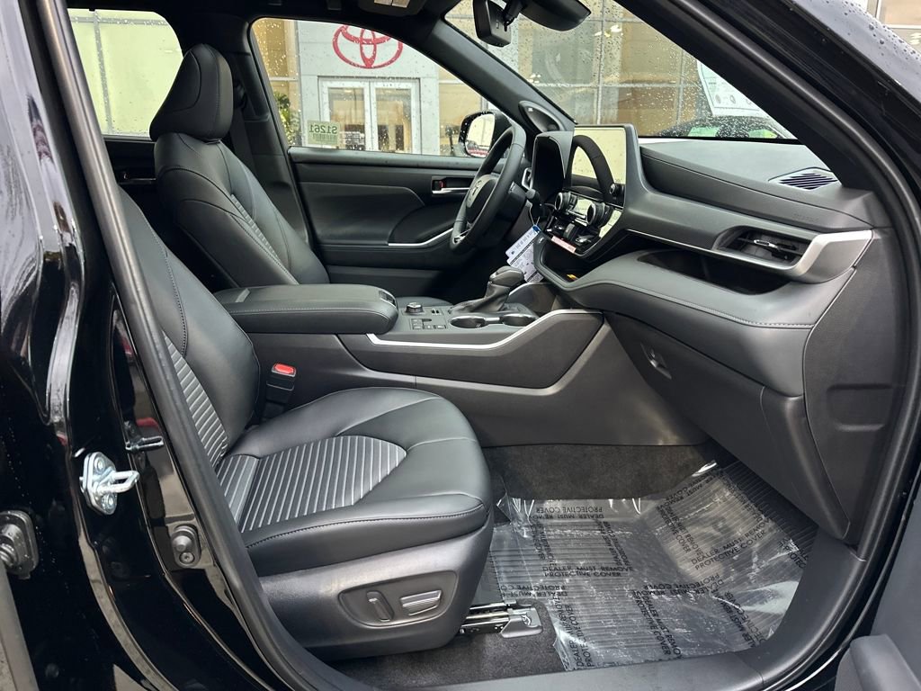 New 2025 Toyota Highlander XSE image 19