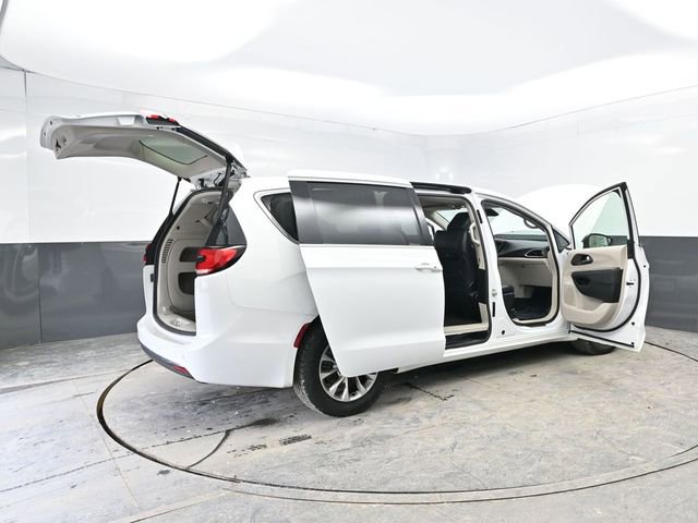 Used 2023 Chrysler Pacifica Touring-L image 42