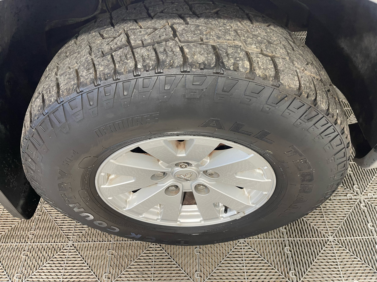 Used 2006 Mitsubishi Raider LS image 10