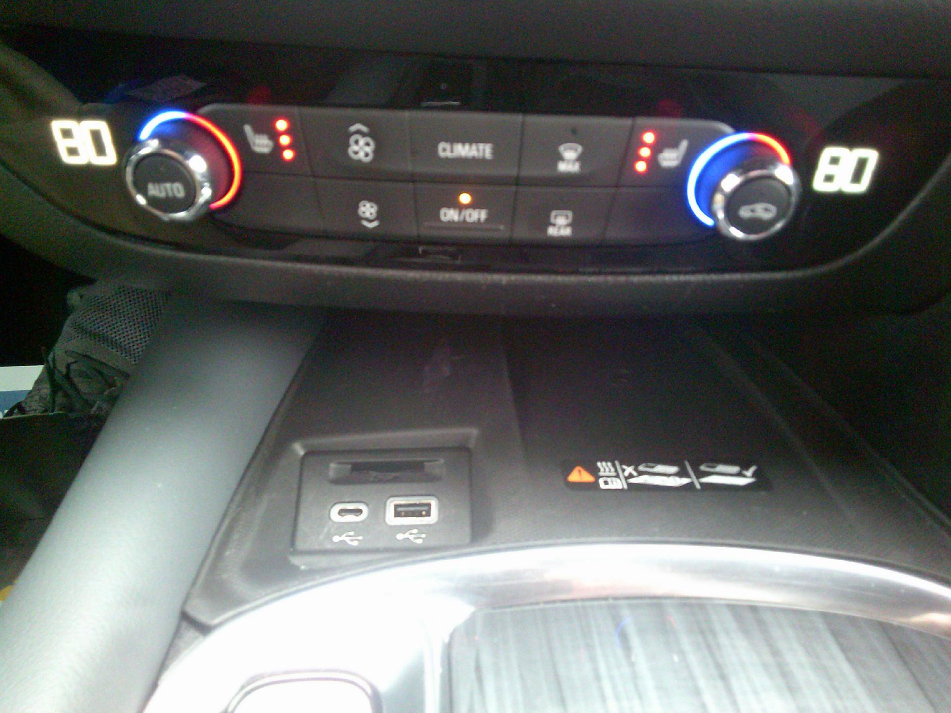 Used 2023 Buick Enclave Essence image 17