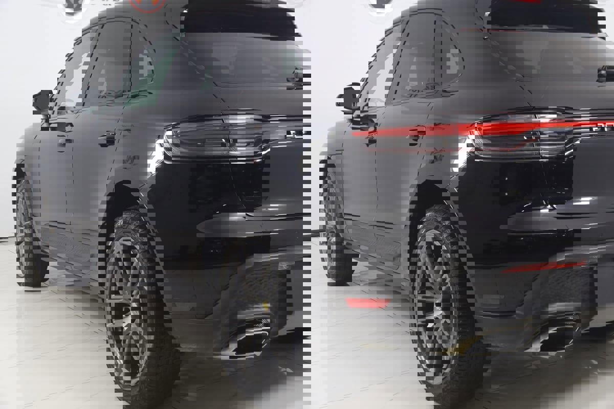 Used 2025 Porsche Macan image 30