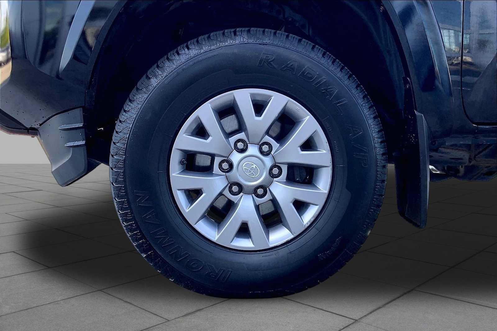 Used 2019 Toyota Tacoma SR5 AWD/4WD image 11