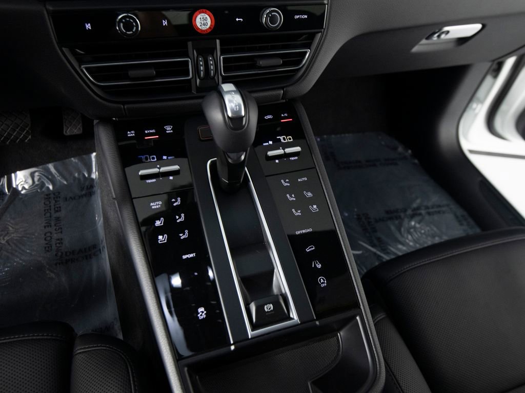 Certified 2025 Porsche Macan image 27