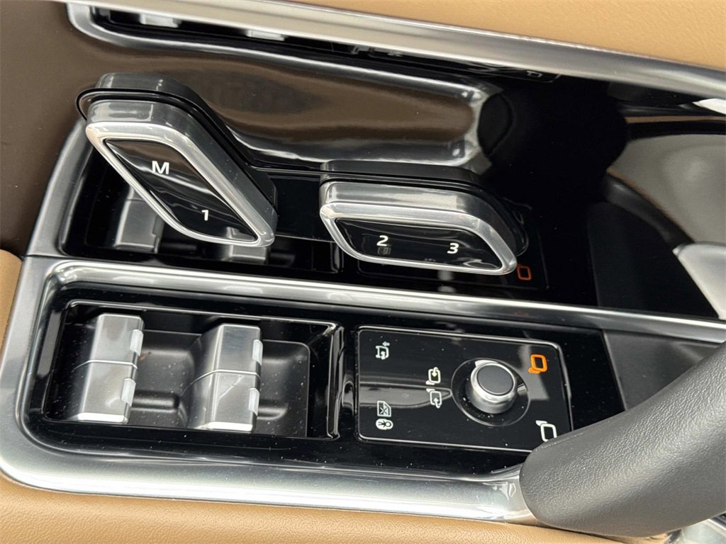 Used 2024 Land Rover Range Rover Long Wheelbase SE image 28