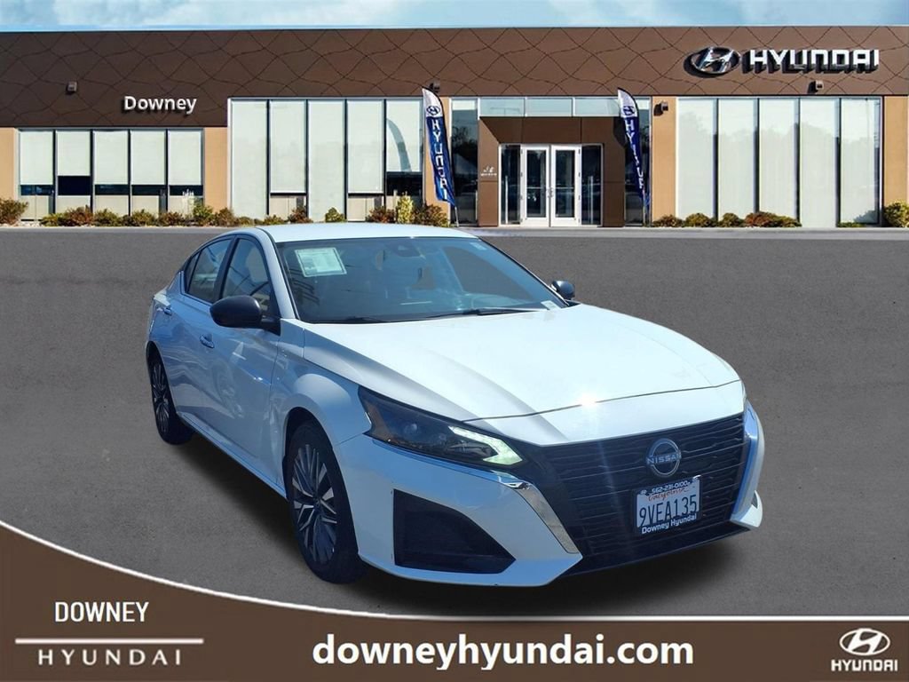 Used 2025 Nissan Altima 2.5 SV FWD image 3