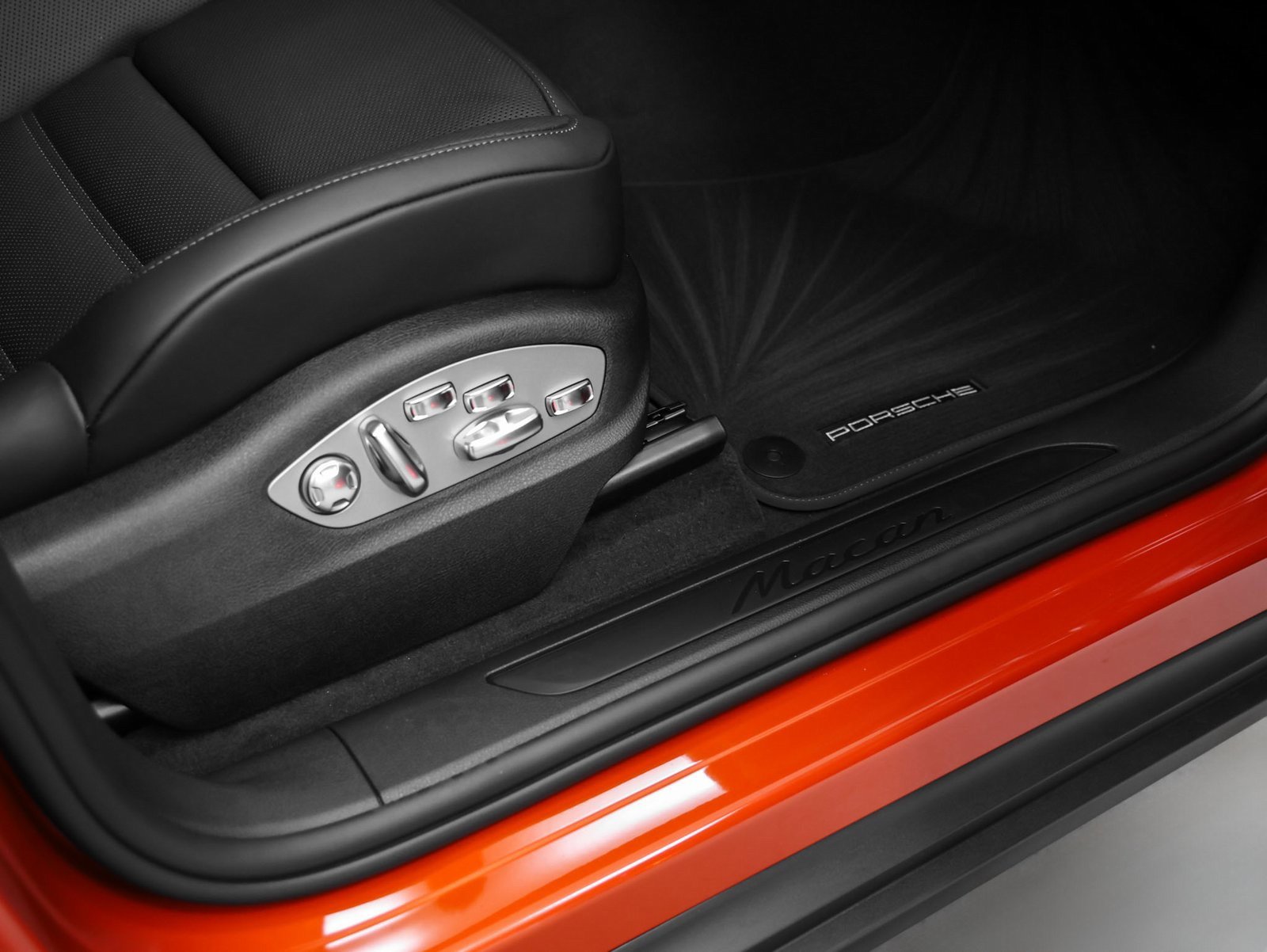 Certified 2025 Porsche Macan image 19