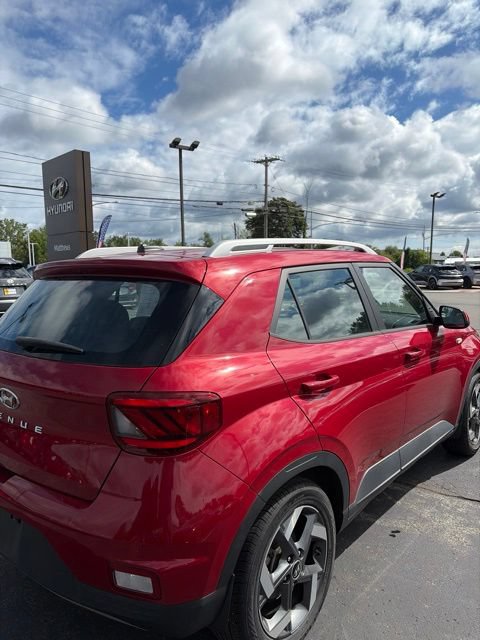 Used 2023 Hyundai Venue SEL FWD image 9
