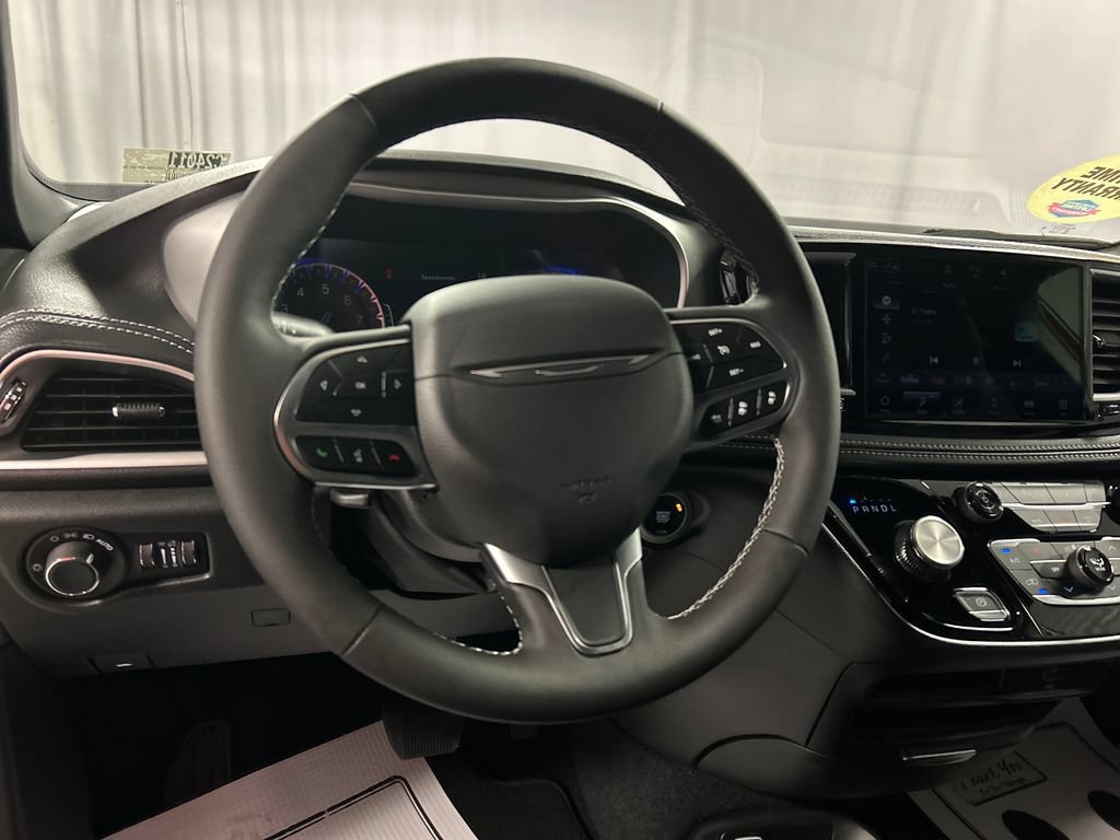 New 2027 Chrysler Pacifica Select FWD image 13