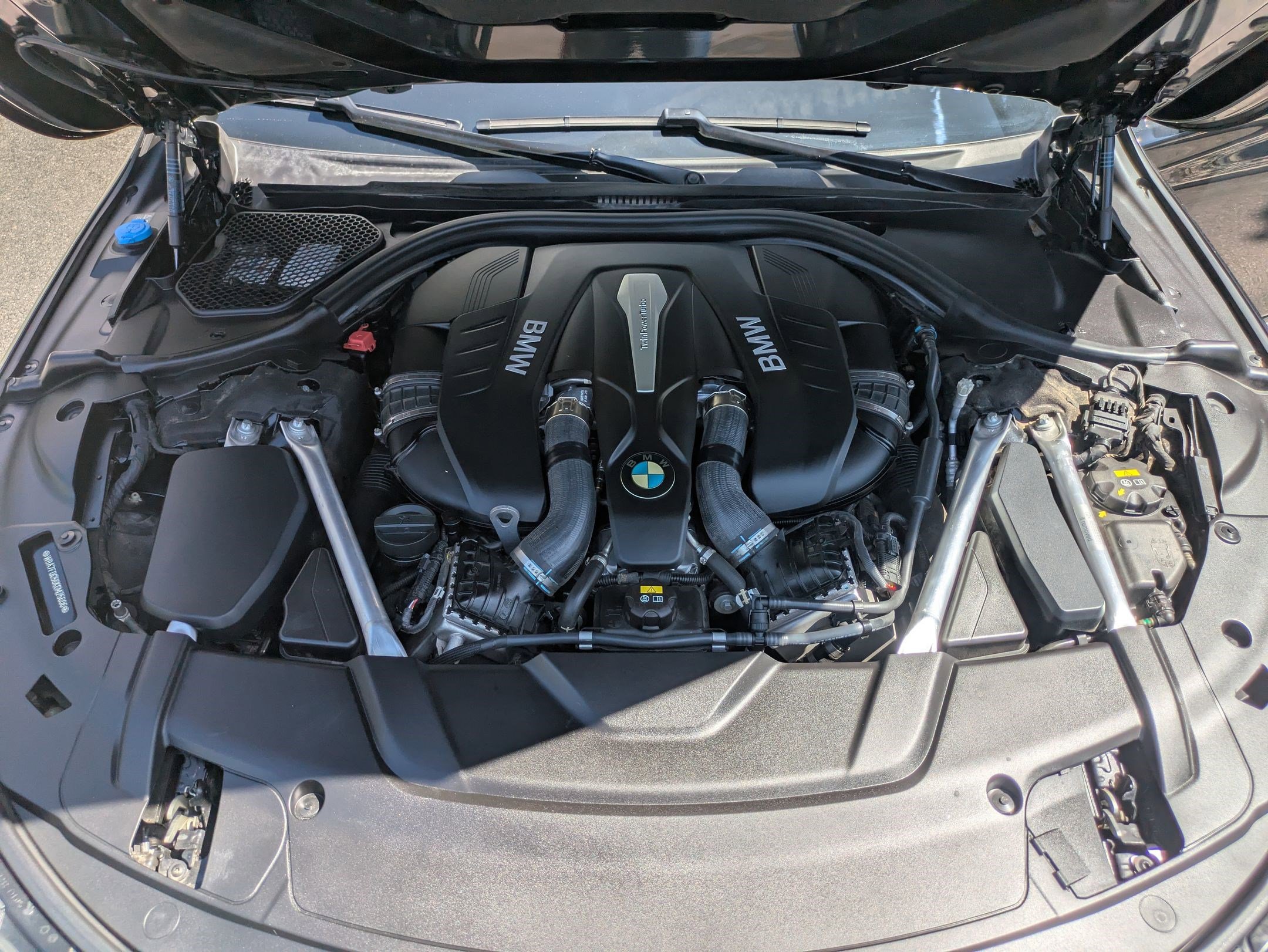 Used 2019 BMW 750i w/ M Sport Package RWD image 33