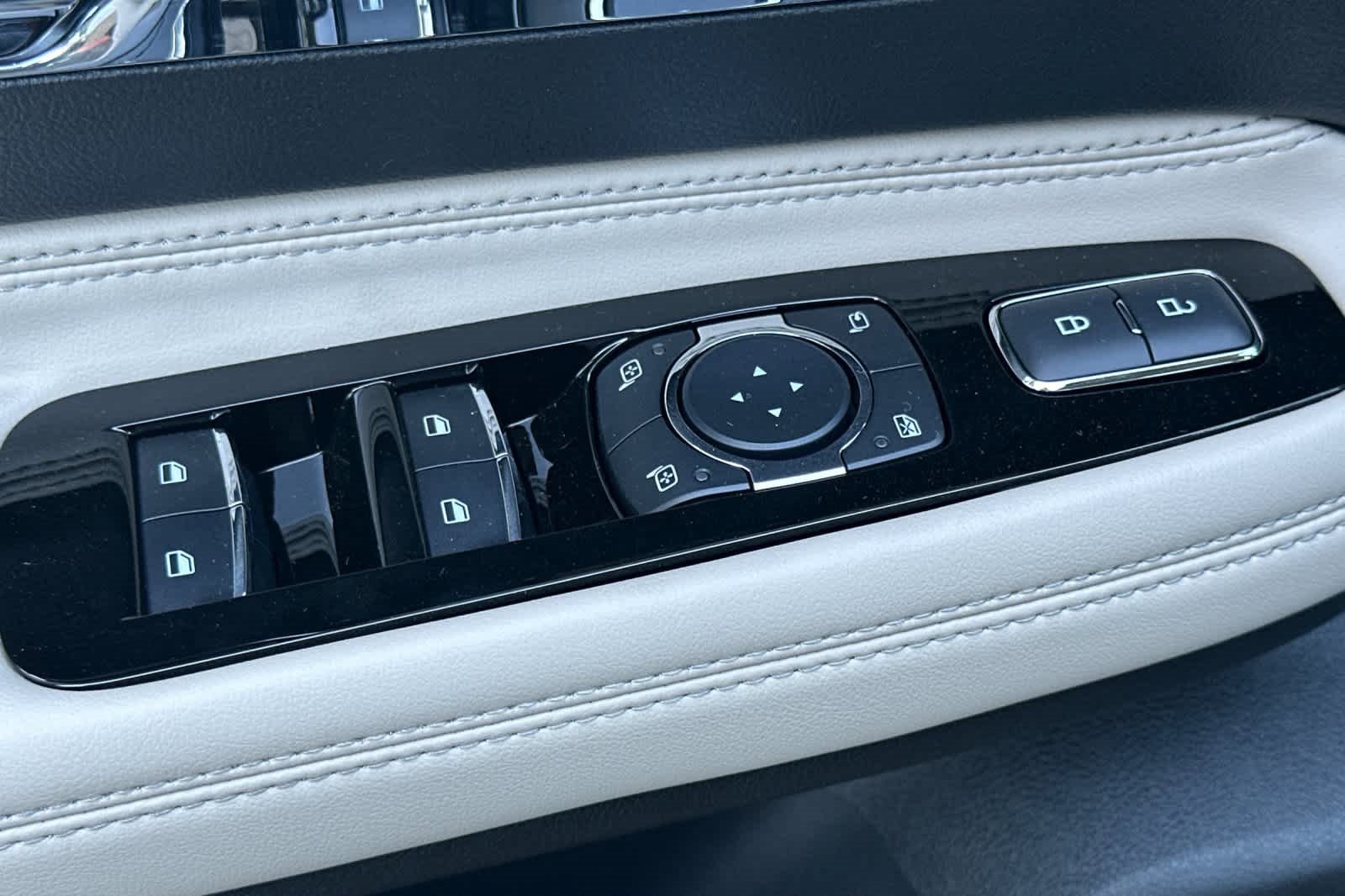 Used 2025 Lincoln Corsair Premiere w/ Equipment Group 101A image 14