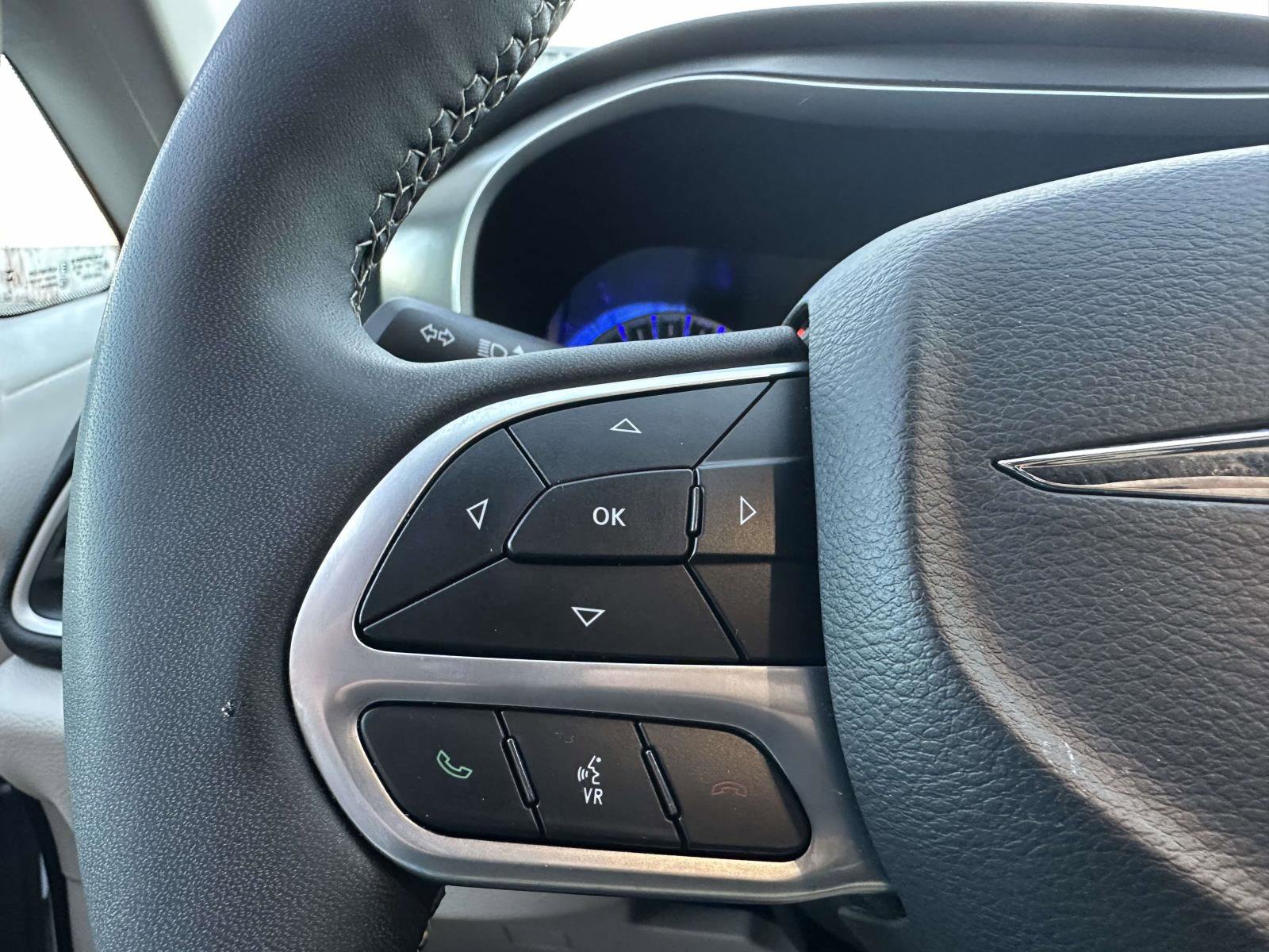 Used 2024 Chrysler Pacifica Touring-L image 30