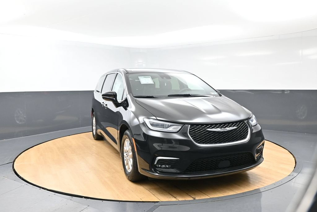 Used 2025 Chrysler Pacifica Select FWD image 3