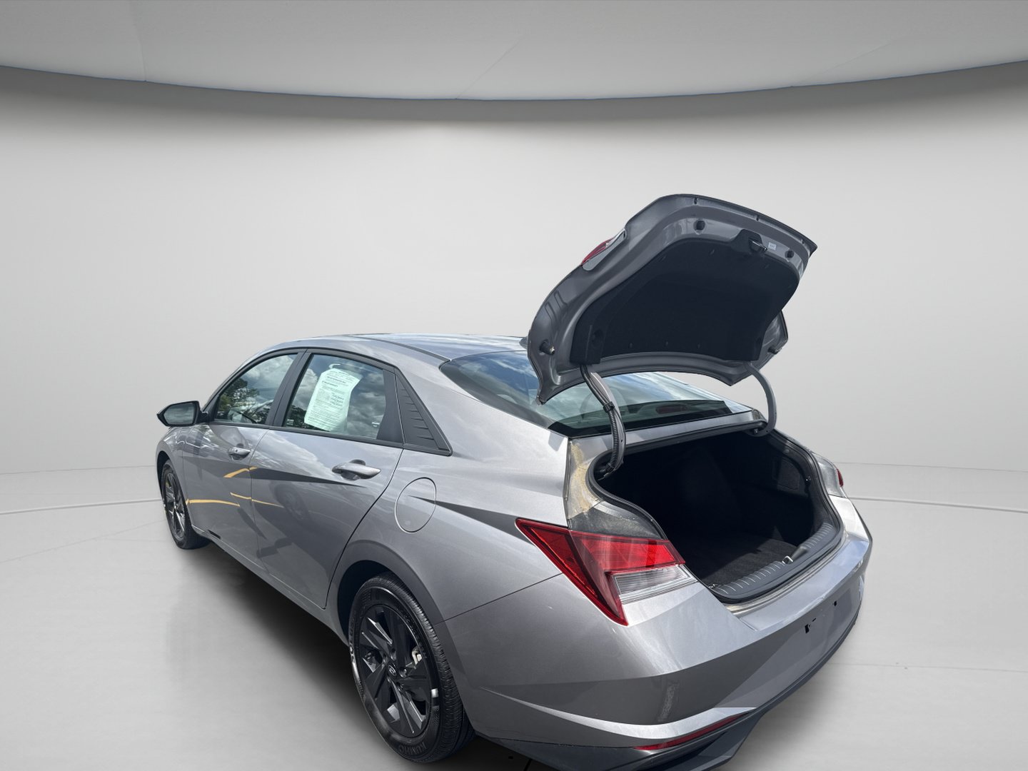 Used 2023 Hyundai Elantra SEL w/ Cargo Package FWD image 6