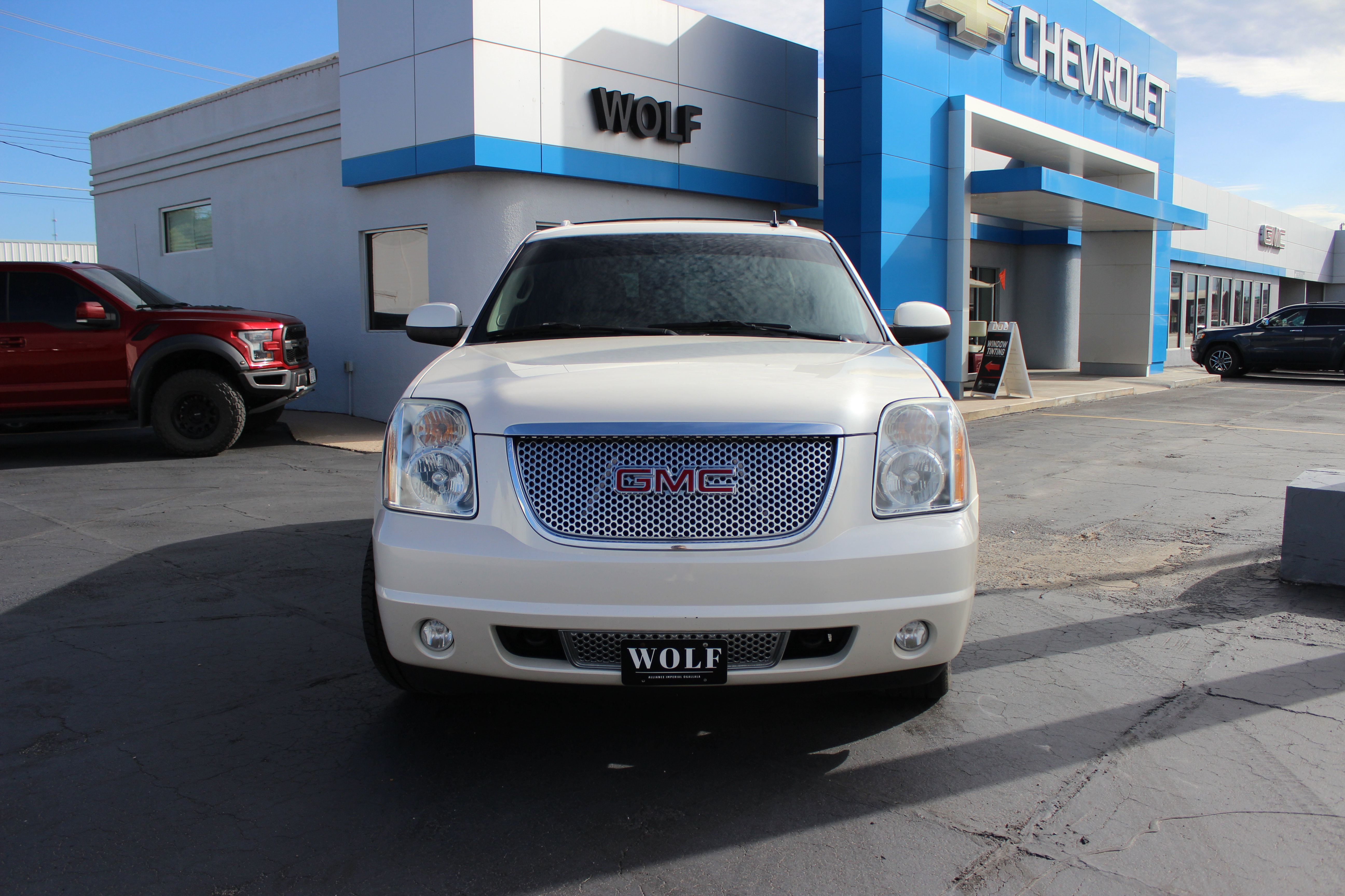 Used 2014 GMC Yukon Denali AWD/4WD image 3