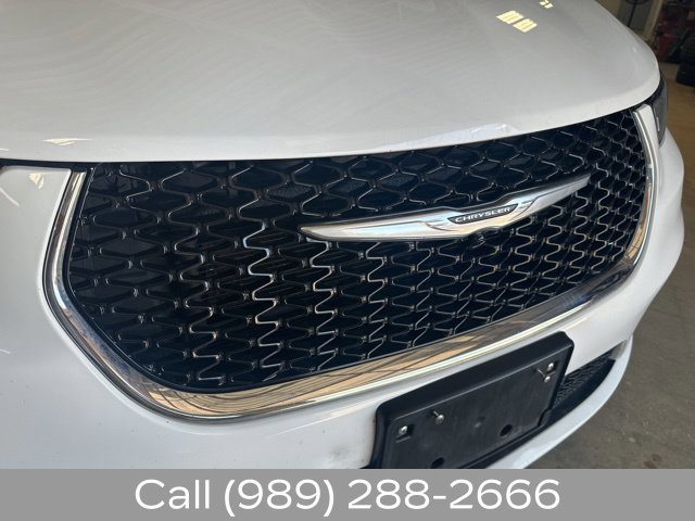 Used 2023 Chrysler Pacifica Touring-L FWD image 9
