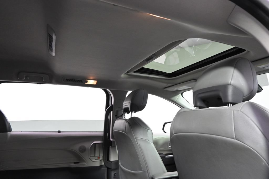 Used 2021 Toyota Sienna XLE w/ XLE Plus Package AWD/4WD image 17