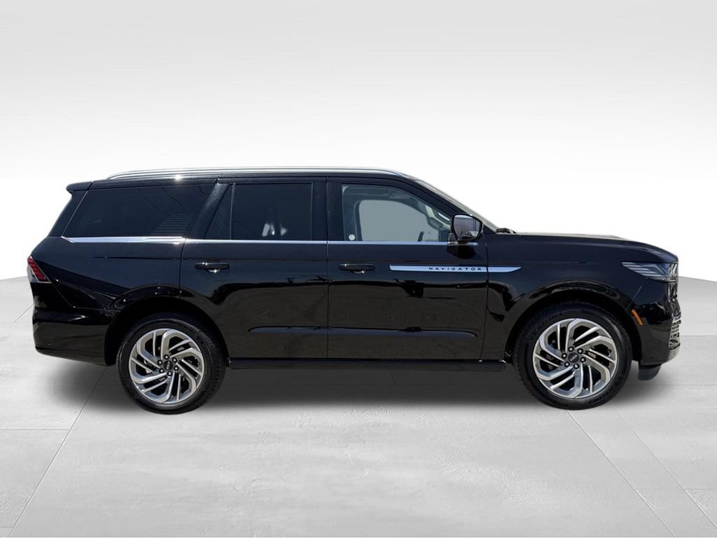 Used 2025 Lincoln Navigator Reserve AWD/4WD image 12