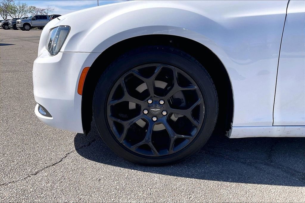 Used 2019 Chrysler 300 Touring w/ Sport Appearance Package image 7