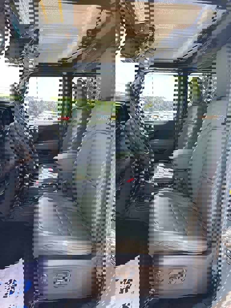 New 2025 Jeep Gladiator Mojave w/ Convenience Group image 11