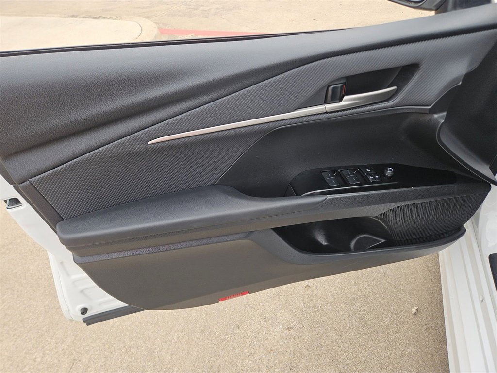 Used 2025 Toyota Camry SE image 14