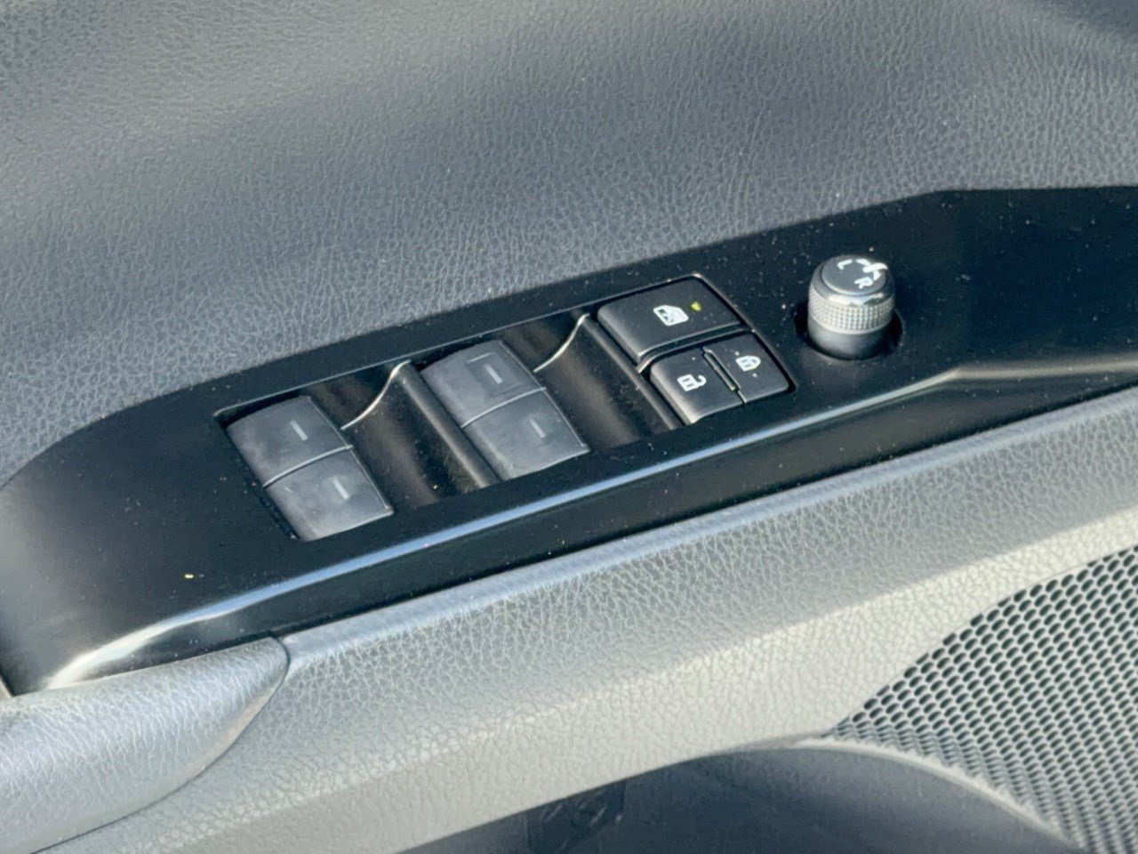 Used 2025 Toyota Camry SE w/ Convenience Package FWD image 15