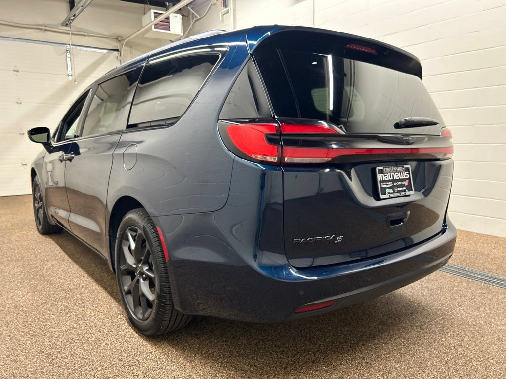 Used 2024 Chrysler Pacifica Touring-L w/ S Appearance Package FWD image 4