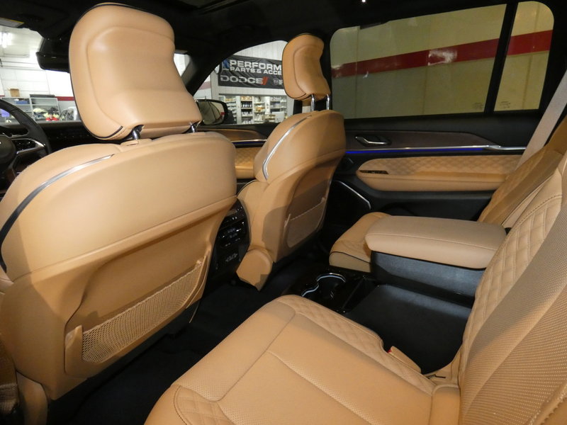Used 2024 Jeep Grand Cherokee L Summit w/ Advanced Protech Group IV AWD/4WD image 28
