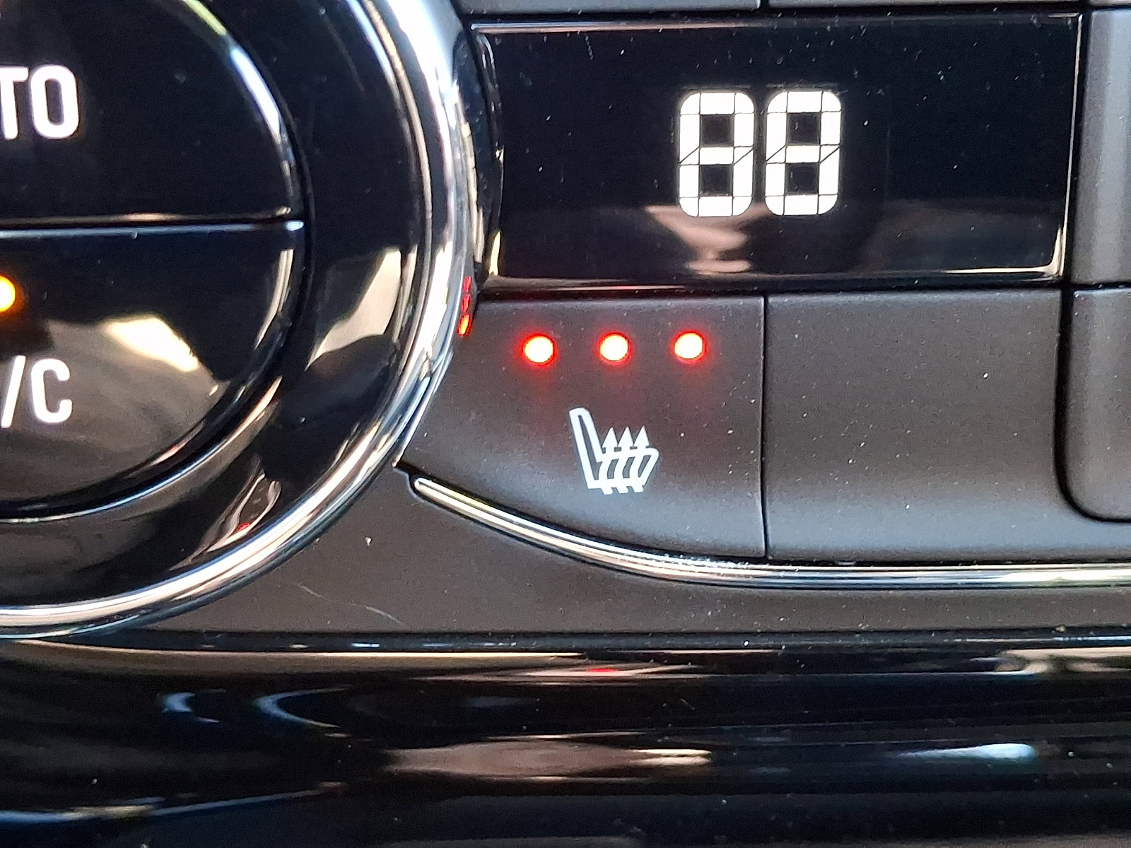 Certified 2024 Chevrolet Trax RS w/ Driver Confidence Package image 23