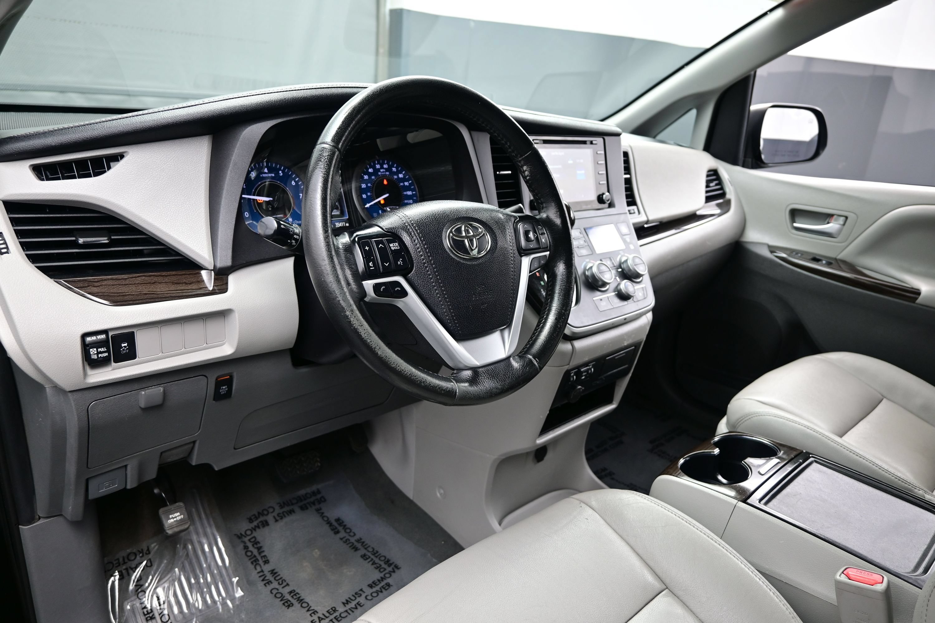 Used 2020 Toyota Sienna XLE FWD image 11