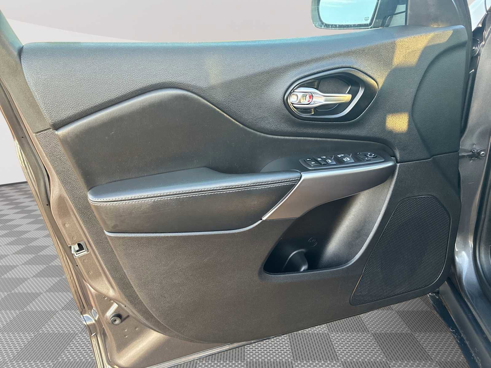 Used 2021 Jeep Cherokee Latitude Lux w/ Sun & Sound Group image 22