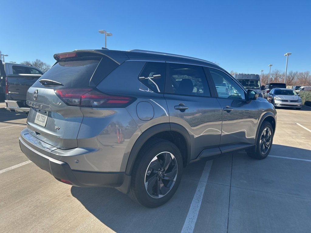 Used 2024 Nissan Rogue SV w/ SV Premium Package image 3