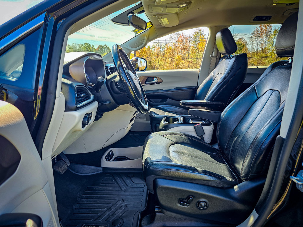 Used 2019 Chrysler Pacifica Touring-L FWD image 11