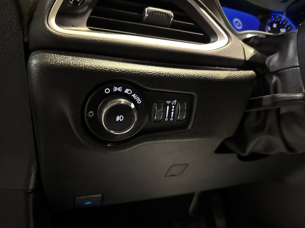 Used 2025 Chrysler Pacifica Select image 12