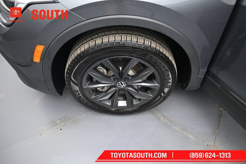 Used 2024 Volkswagen Tiguan SE AWD/4WD image 39