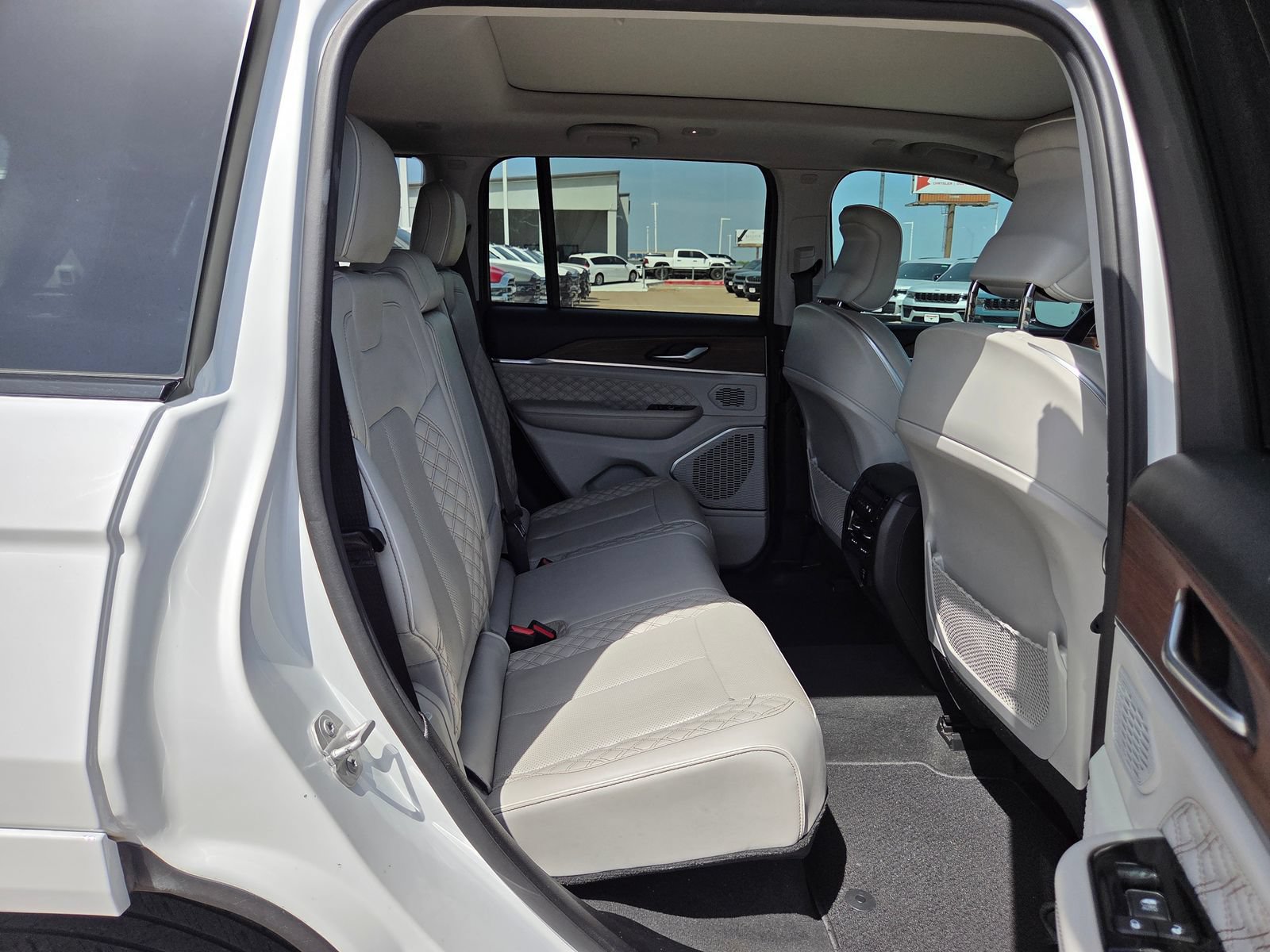 Used 2022 Jeep Grand Cherokee Summit RWD image 17