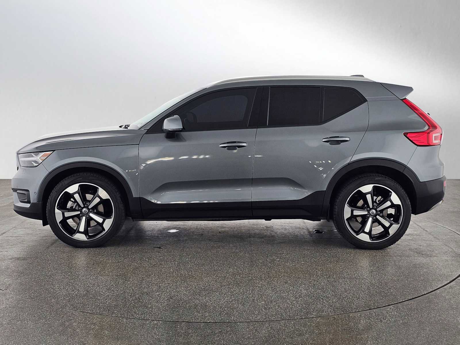 Used 2019 Volvo XC40 T5 Momentum image 6