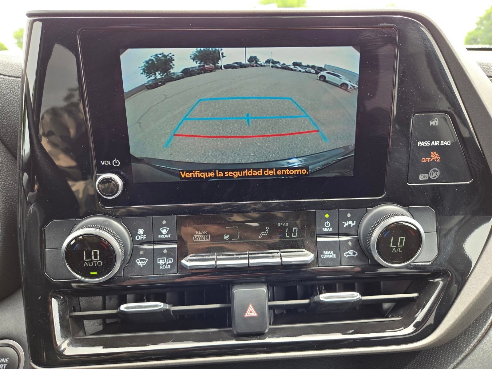 Used 2024 Toyota Highlander LE AWD/4WD image 20