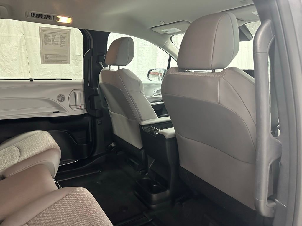 Used 2025 Toyota Sienna LE image 59
