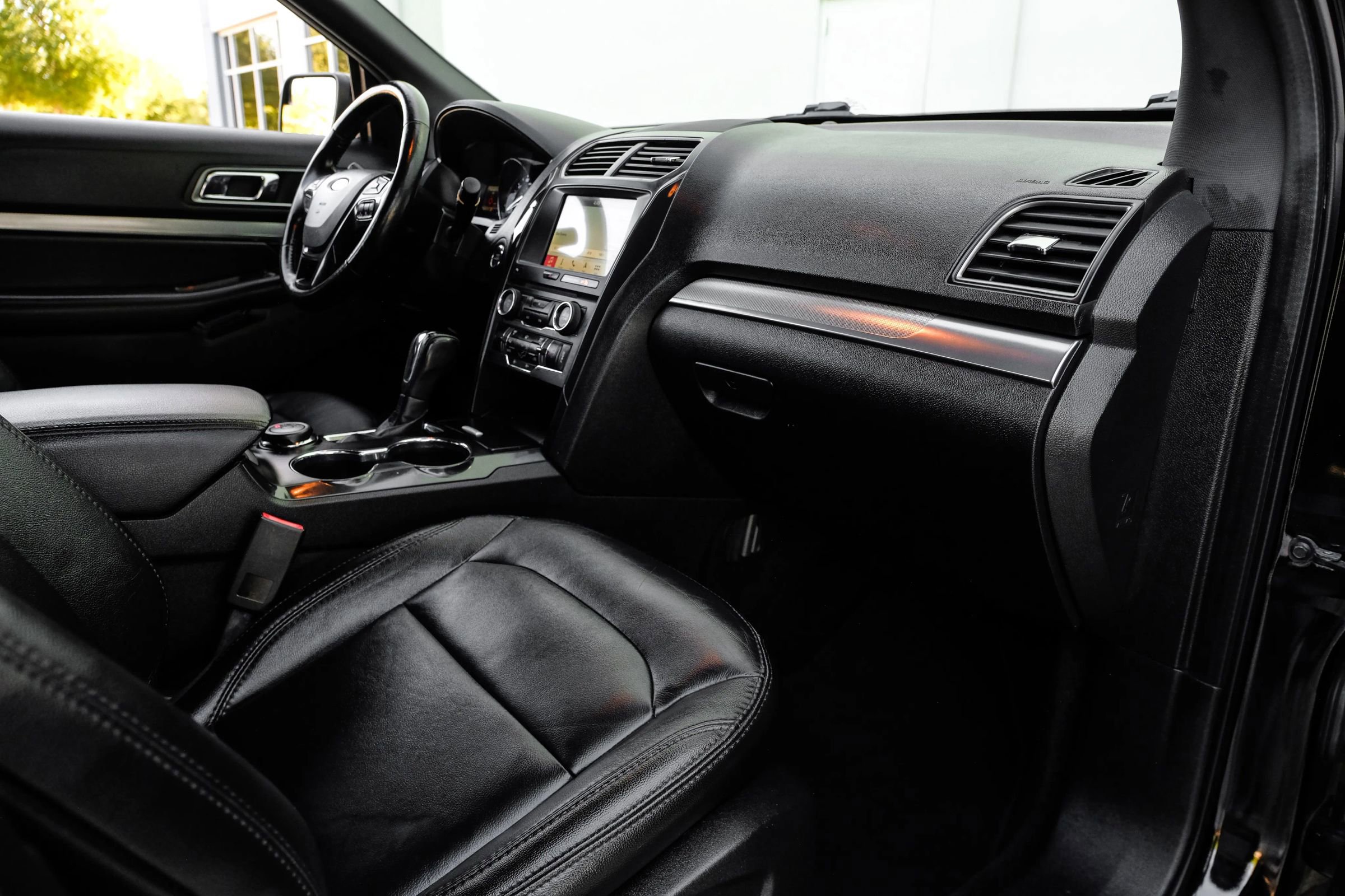 Used 2018 Ford Explorer XLT w/ Equipment Group 202A AWD/4WD image 19