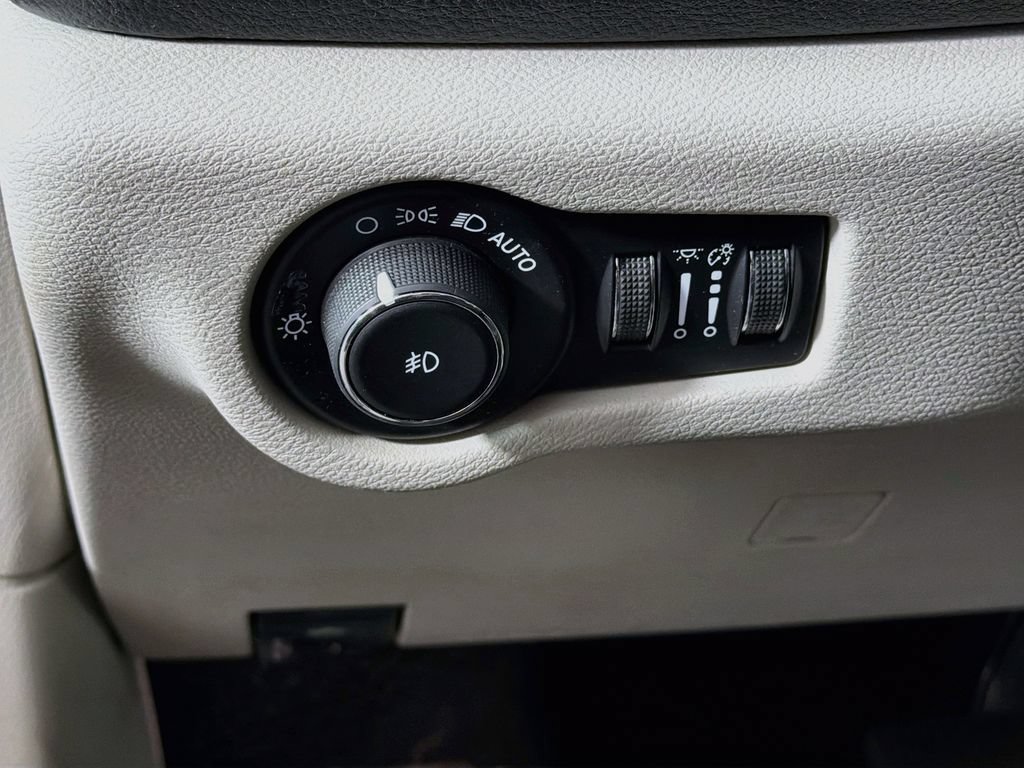 Used 2020 Chrysler Pacifica Limited w/ Advanced Safetytec Group FWD image 10