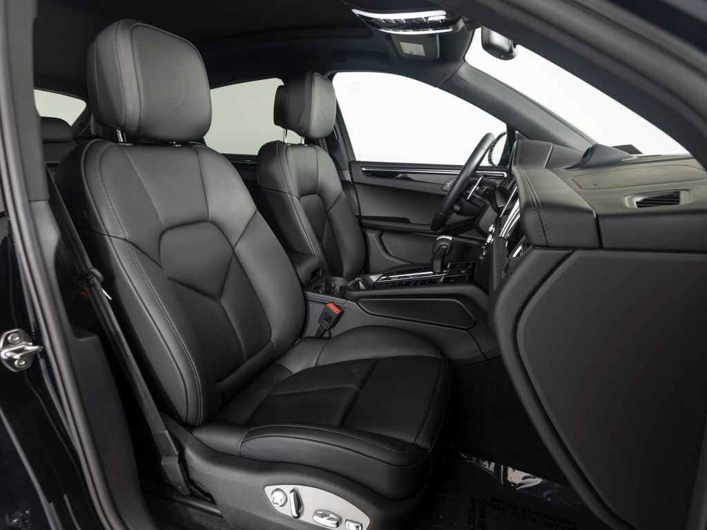 Certified 2026 Porsche Macan Turbo AWD/4WD image 35