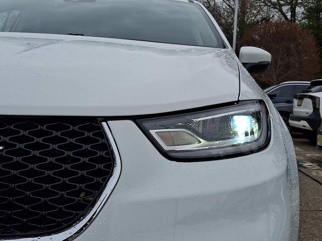 Used 2023 Chrysler Pacifica Touring-L image 11