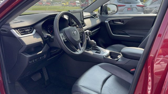 Used 2020 Toyota RAV4 XLE Premium AWD/4WD image 32
